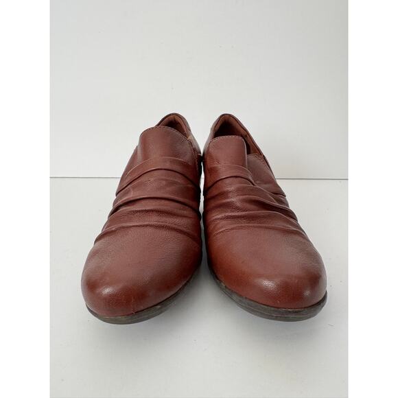CLARKS Womens 8.5 Slip-On Heels  Brown Leather Comfort Low Heel Work Shoes - Picture 3 of 9